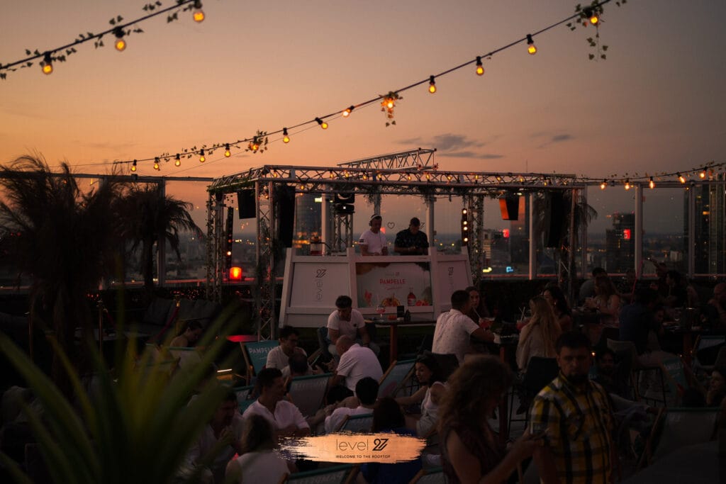 Niedzielny chillout na dachu Warszawy