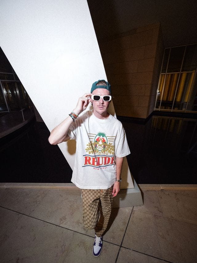 DJ James Mac pozujący na terenie ekskluzywnego klubu w Warszawie