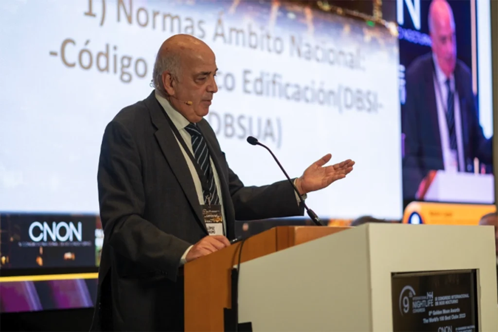 Ignacio López przemawiający na kongresie gdzie omawiana jest bezpieczna przyszłość życia nocnego