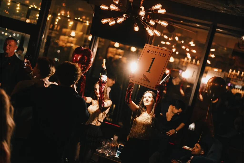 Hostessa trzymająca tabliczkę na imprezie w level 27 promująca światowy ranking klubów.