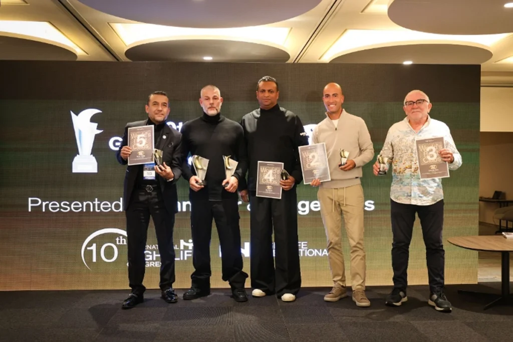 Reprezentanci Top 5 najsłynniejsze kluby nocne na świecie w 2025 roku, trzymający trofea i certyfikaty Golden Moon Awards na scenie podczas gali w Walencji, Hiszpania.